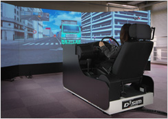 平面3面スクリーンの広視野角映像表示と模擬運転席